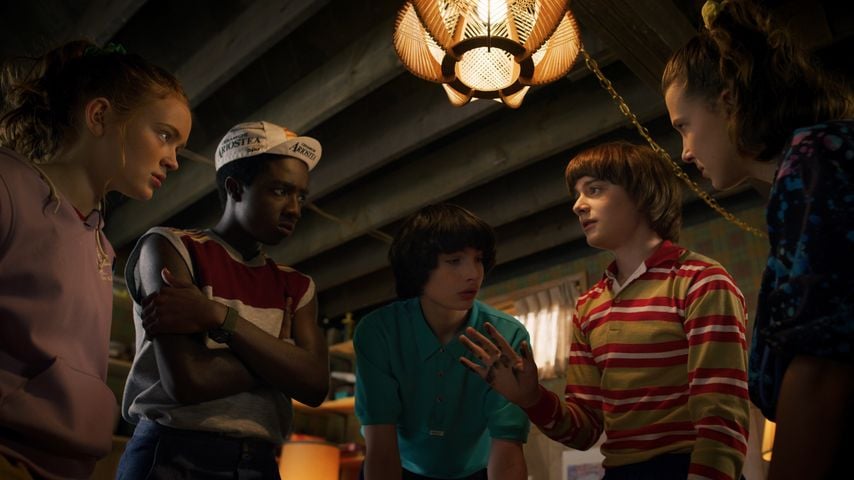 Sadie Sink, Caleb McLaughlin, Finn Wolfhard, Noah Schnapp & Millie Bobby Brown in "Stranger Things"