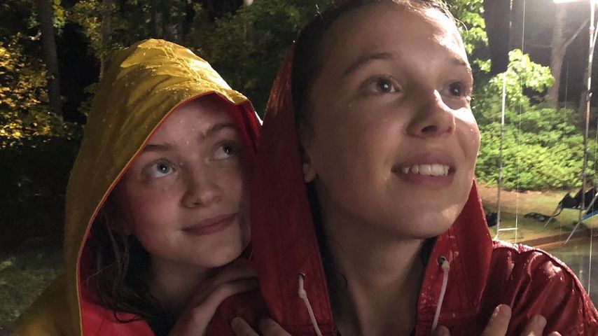 Sadie Sink und Millie Bobby Brown am Set von "Stranger Things", 2019