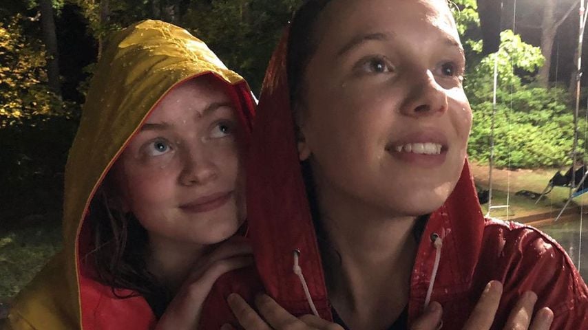 Sadie Sink und Millie Bobby Brown am Set von "Stranger Things"