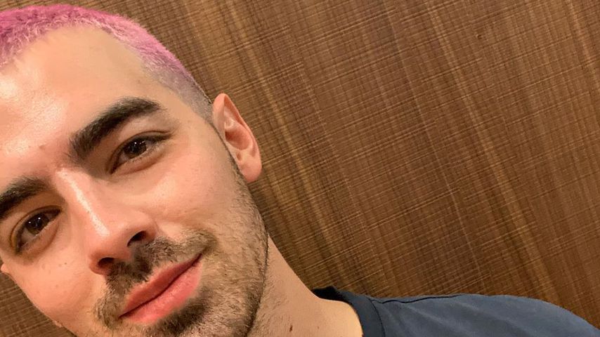 Sänger Joe Jonas mit pinken Haaren
