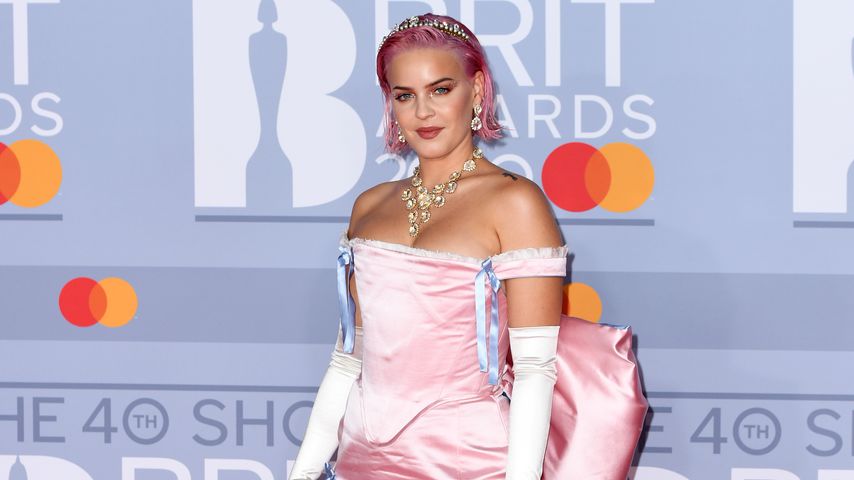 Anne-Marie in einem rosafarbenen Kleid bei den Brit Awards 2020