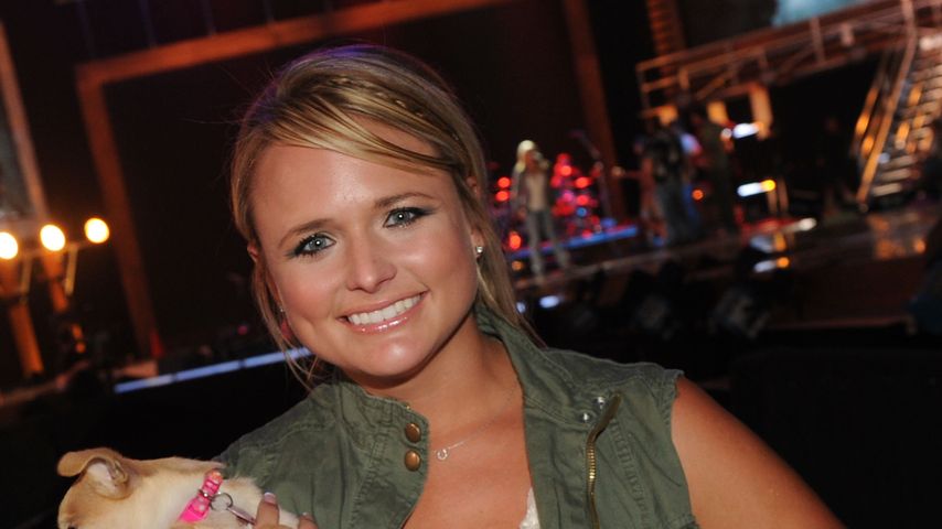 Sängerin Miranda Lambert mit ihrem Hund bei den CMT Awards 2010, 8. Juni, Nashville