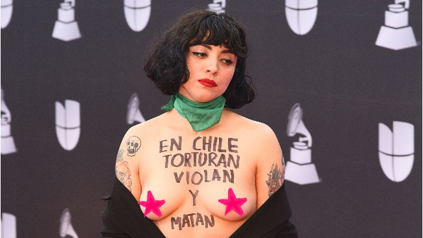 Sängerin Mon Laferte zeigt blanken Busen bei Latin Awards