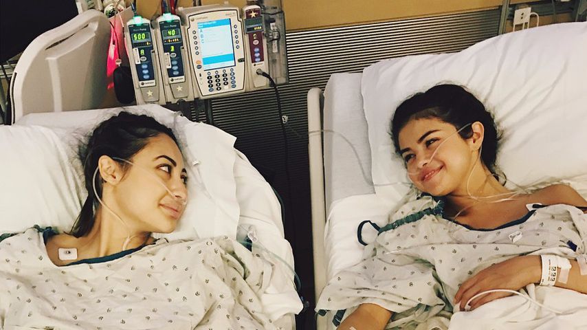 Sängerin Selena Gomez und ihre Nierenspenderin Francia Raisa (links) im Krankenhaus, 2017
