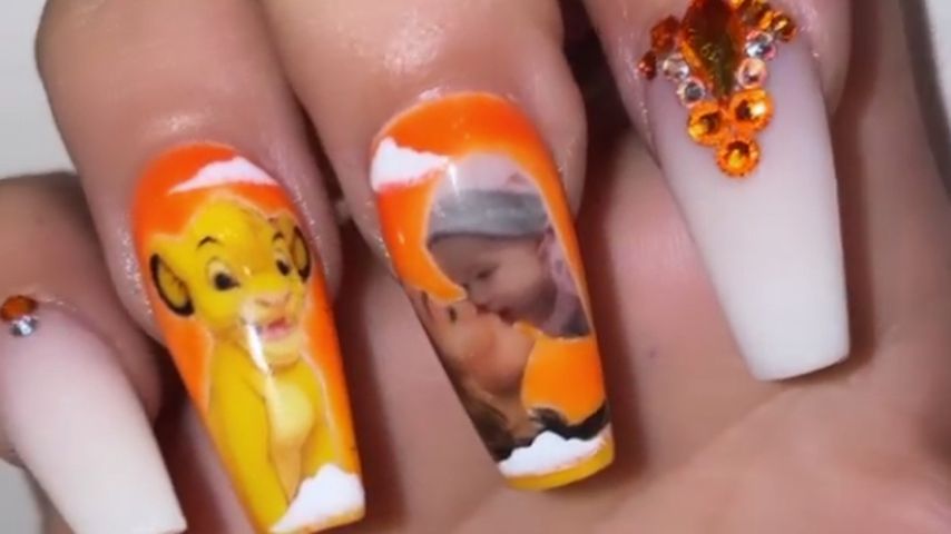 Safiyya Vorajees Tochter Azaylia als Nagelschmuck