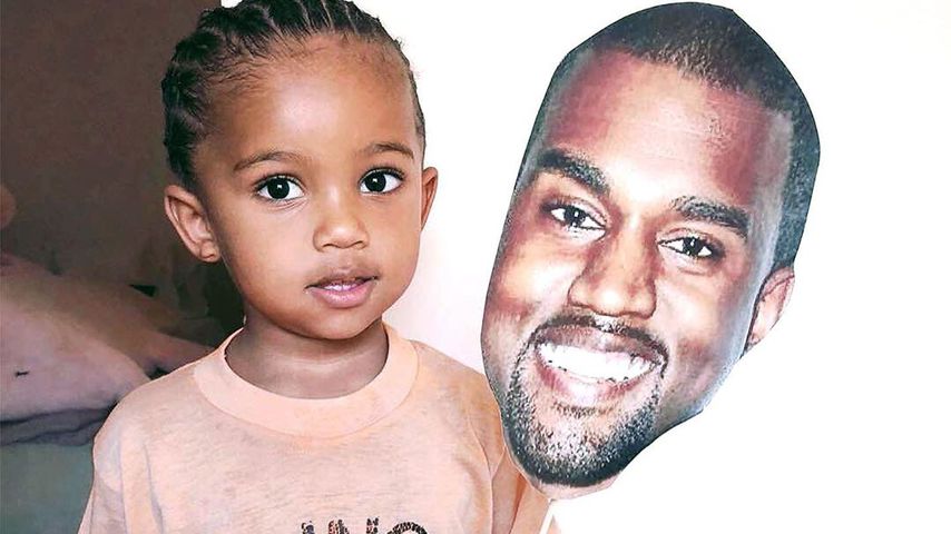 Saint West mit einer Kanye-West-Maske