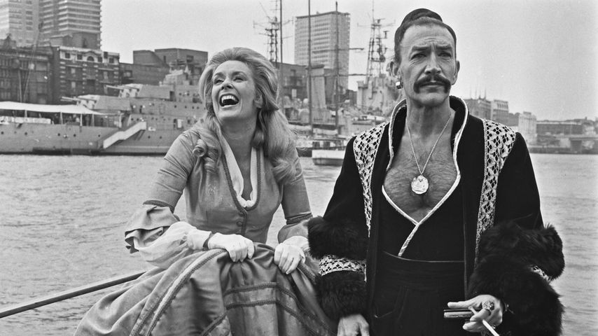 Sally Ann Howes und Peter Wyngarde in London, 1973