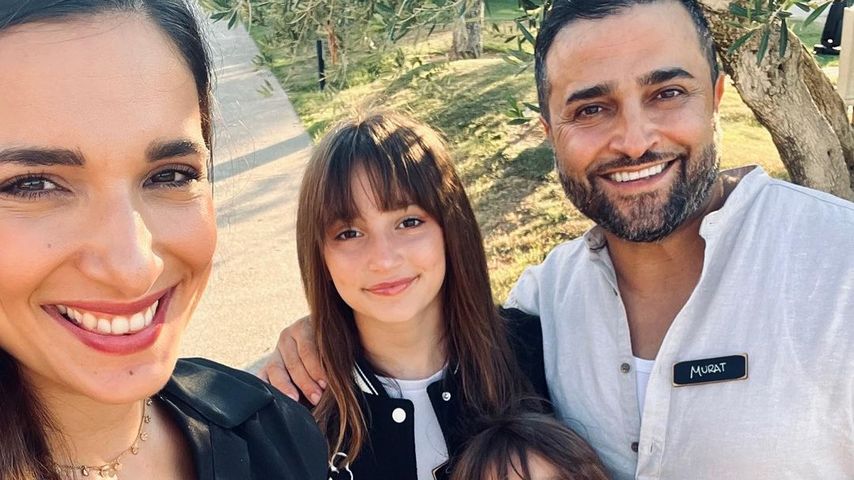 Sally Özcan mit ihrem Mann und ihren beiden Kindern