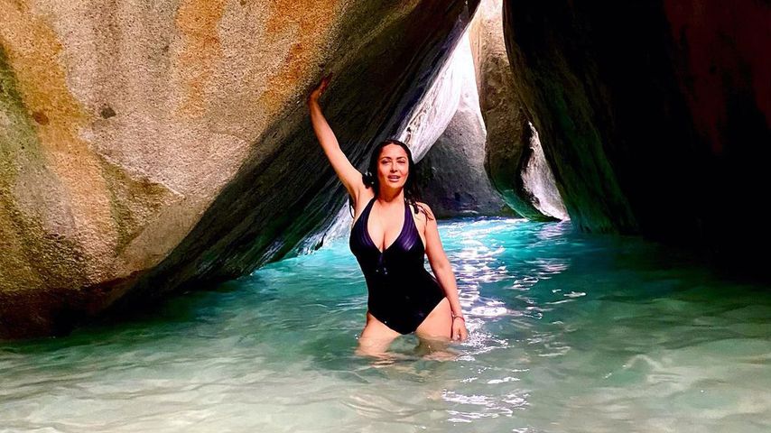 Superheiß mit 55 Jahren: Salma Hayek posiert im Badeanzug