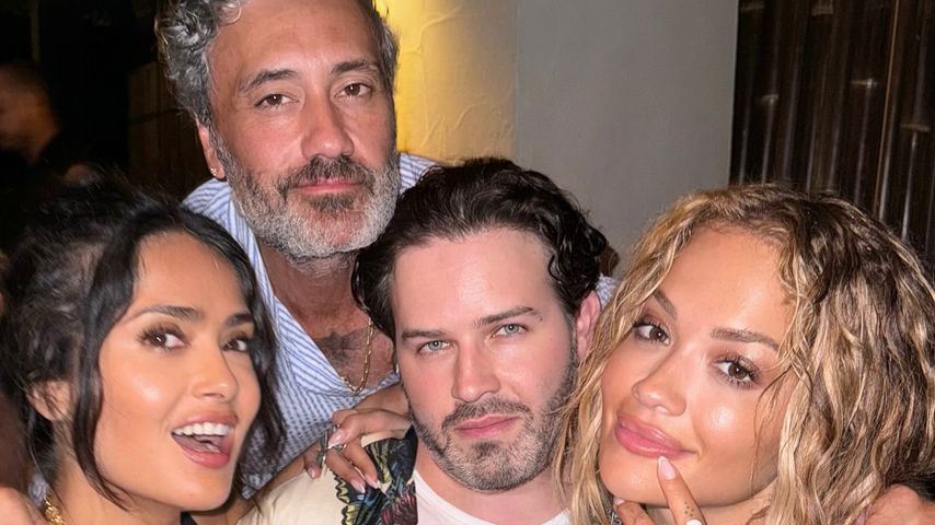 Salma Hayek, Rita Ora und ihr Ehemann im August 2024