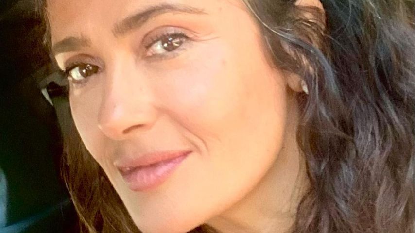 Salma Hayek rockt graue Haare und verrät Beauty-Geheimnis!