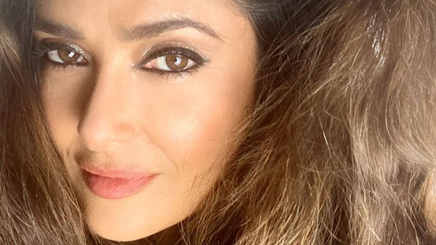 Salma Hayek zeigt im Netz stolz ihre ersten grauen Strähnen