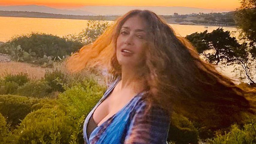 Megamähne: Hier zeigt Salma Hayek ihre wilden Naturlocken