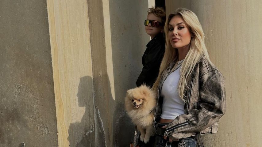 Sam Abdul mit ihrem Sohn und ihrem Hund