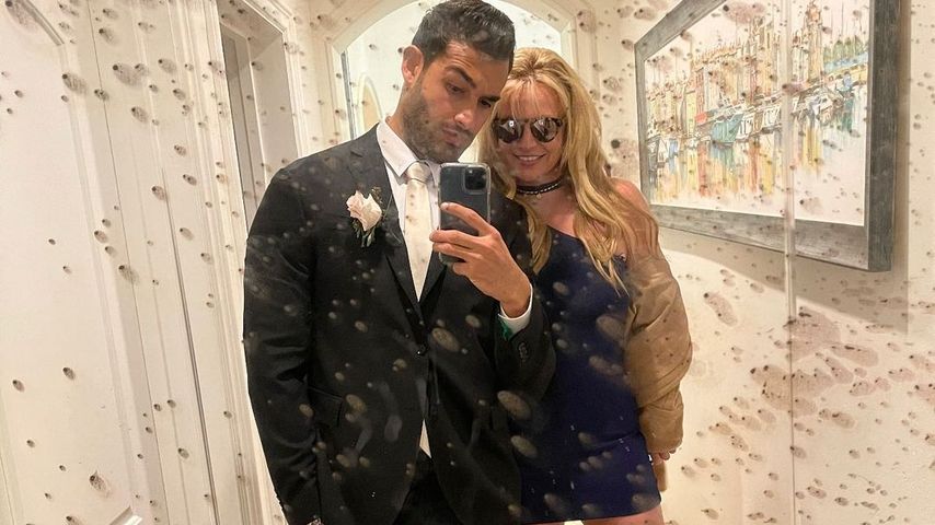 Sam Asghari mit seiner Verlobten Britney Spears im Februar 2022