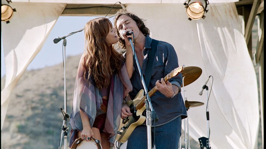 Riley Keough und Sam Claflin in "Daisy Jones & the Six"