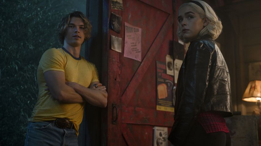 Sam Corlett (Calaban) und Kiernan Shipka (Sabrina) in "The Chilling Adventures of Sabrina"