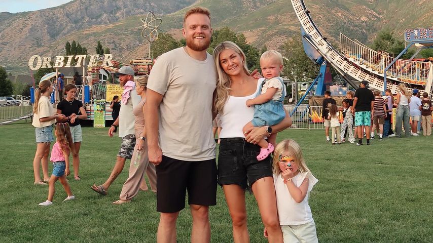 Sam Cusick und Lindsay Arnold mit ihren Töchtern June und Sage im August 2024