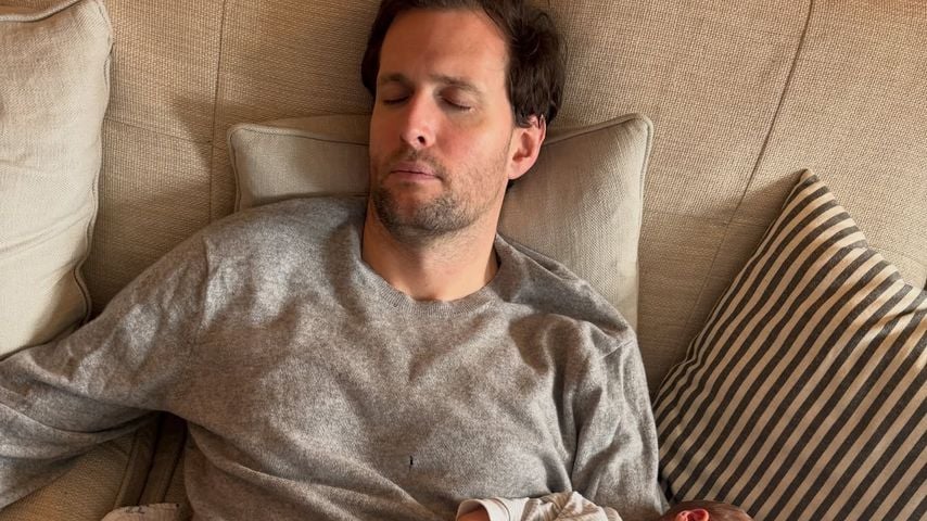 Chelsy Davys Ehemann Sam Cutmore-Scott mit ihrem Baby