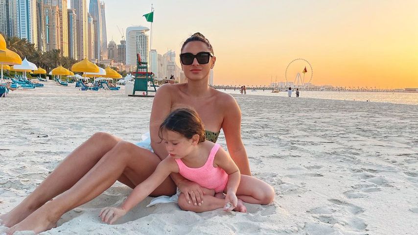 Fans munkeln: Versteckt Sam Faiers hier einen Babybauch?