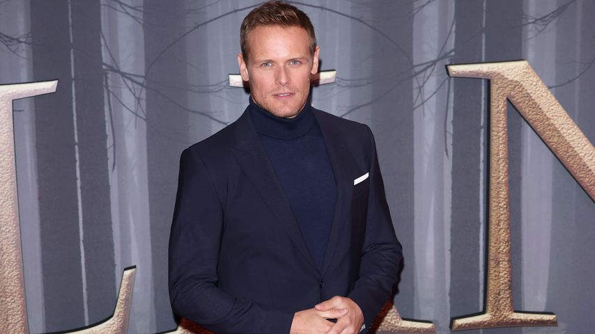 Hier küsst "Outlander"-Star Sam Heughan unbekannte Schöne!