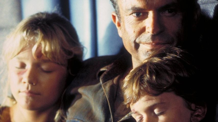 Sam Neill als Dr. Alan Grant mit Ariana Richards und Joseph Mazzello in einer Szene aus "Jurassic Park" (1993)