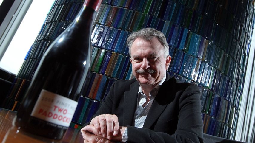 Sam Neill mit einer Flasche seines Weinguts "Two Paddocks"