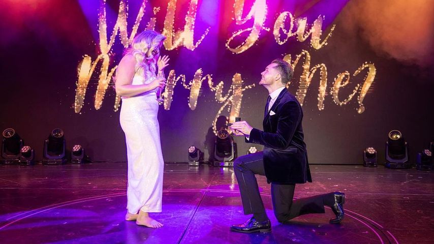 Neu-Eltern Amy Hart und ihr Sam Rason haben sich verlobt!