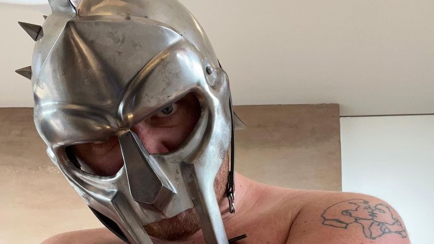 Seltsam oder cool? Sam Smith posiert oberkörperfrei mit Helm