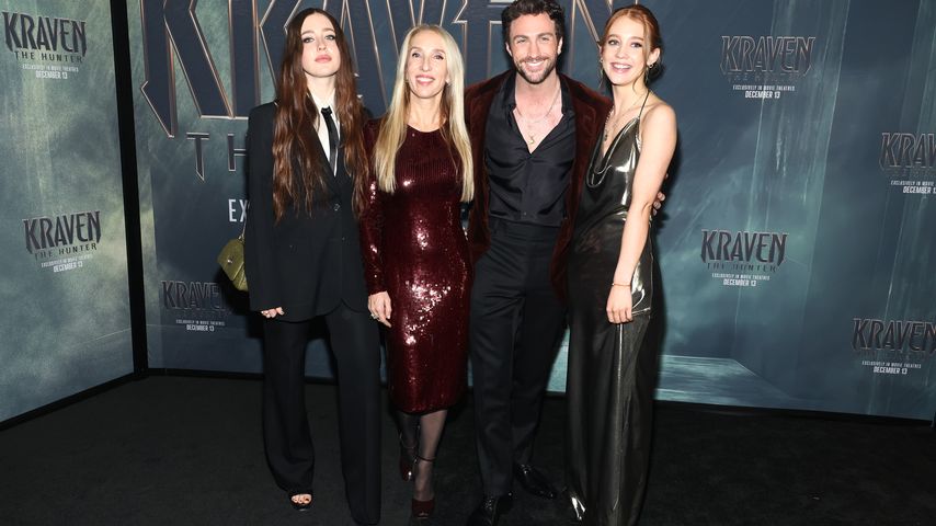 Sam und Aaron Taylor-Johnson mit Sams Töchtern Angelica und Jessie, Dezember 2024