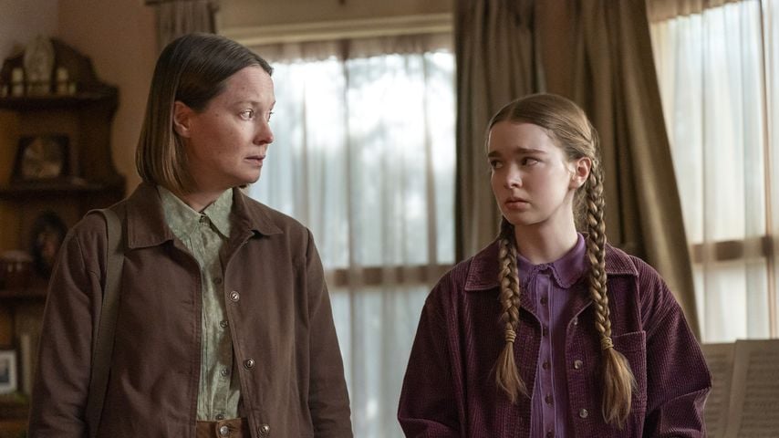 Samantha Sloyan als Margaret White und Summer H. Howell als Carrie White