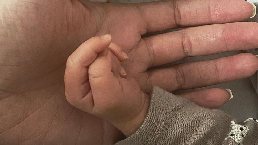 Samira und Baby Maliks Hand