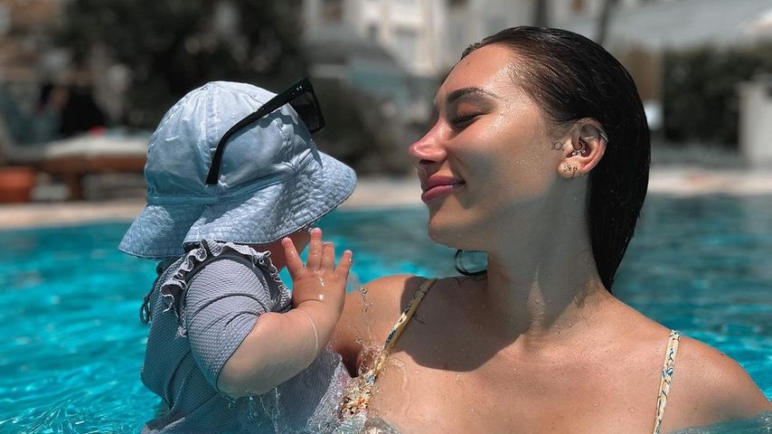 Samira Klampfl mit ihrer Tochter Nova