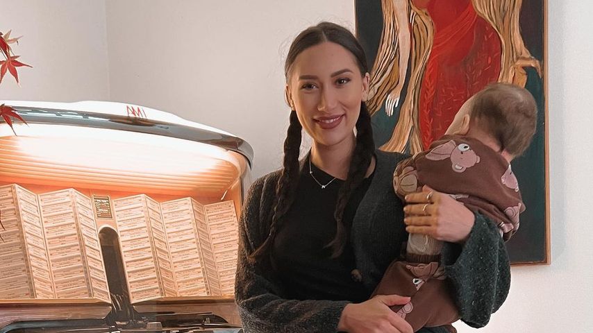 Samira Klampfl mit ihrer Tochter Nova im Januar 2023