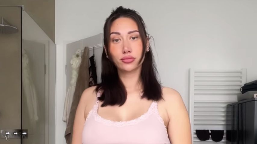 Samira Yavuz zehn Tage nach der Geburt ihrer Tochter Valea