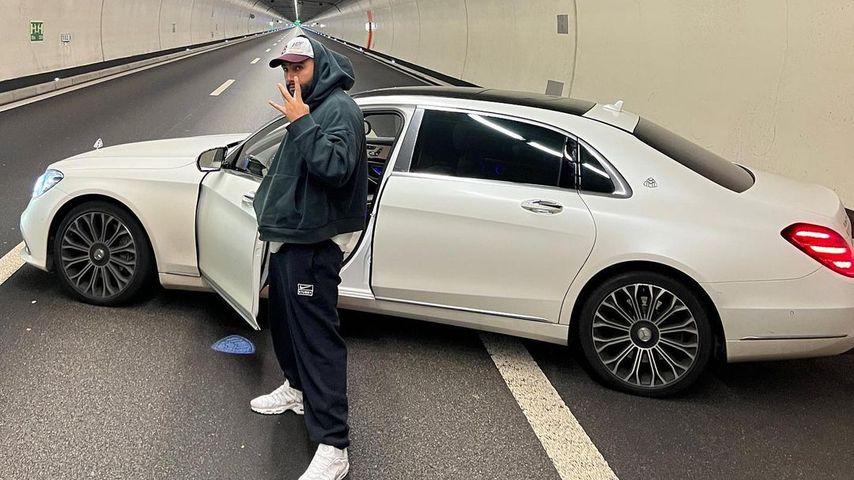 Samra posiert im Autotunnel in der Schweiz, Oktober 2023