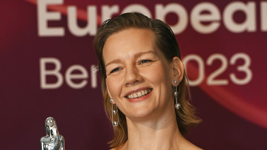 Sandra Hüller mit ihrem europäischen Filmpreis, Dezember 2023