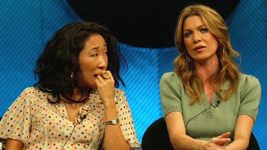Sandra Oh und Ellen Pompeo bei einer Pressekonferenz, Juli 2004