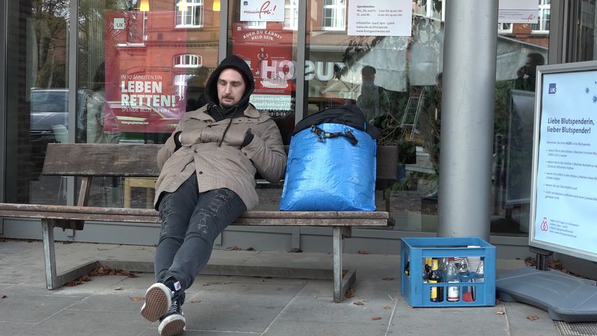 Zum Betteln gedrängt: Sandy Fähse stänkert in Obdachlos-Show