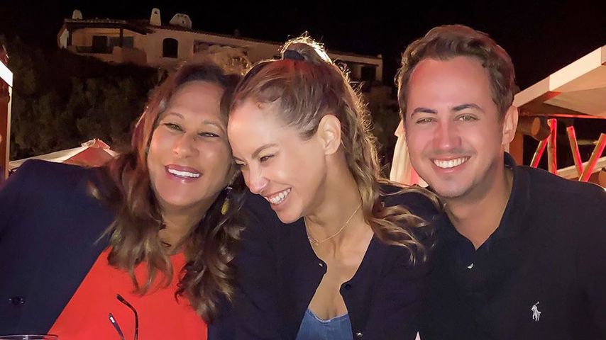 Sandy Meyer-Wölden (mittig) mit Mutter Antonella und Bruder Axel im Urlaub in Porto Cervo, 2020