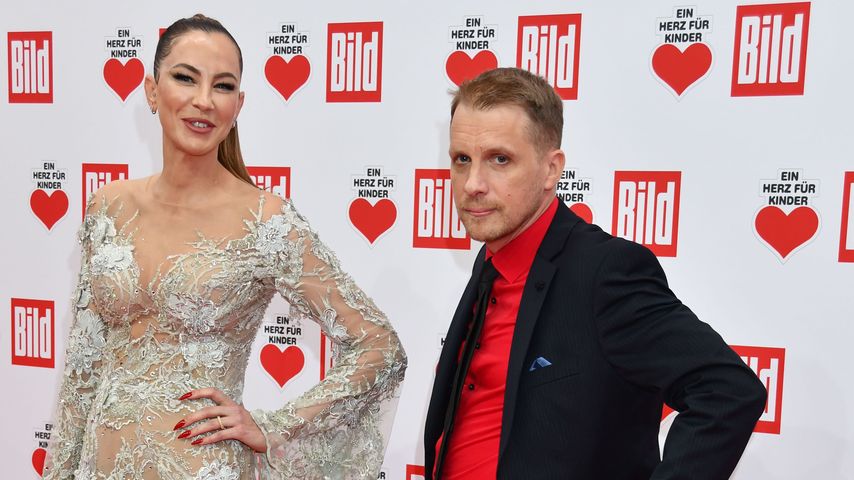 Sandy Meyer-Wölden und Oliver Pocher bei der "Ein Herz für Kinder"-Gala 2023