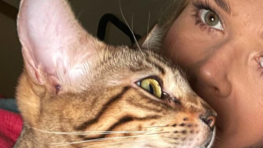 Sara Kulka mit ihrer Katze