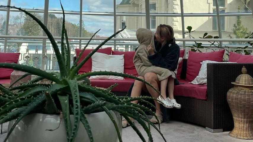 Sara Kulka und ihre Tochter im April 2023