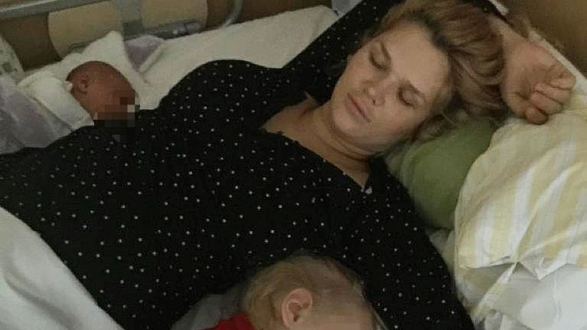 "Erste Nacht zu viert": Sara Kulka postet Mama-Throwback