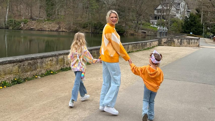Sara Kulka mit ihren beiden Kindern, April 2022