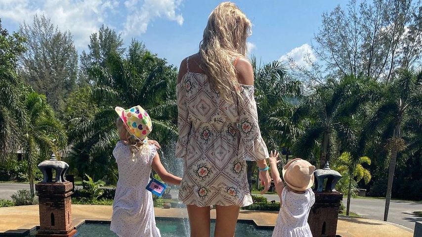 Sara Kulka mit ihren Töchtern Mathilda und Annabell in Thailand
