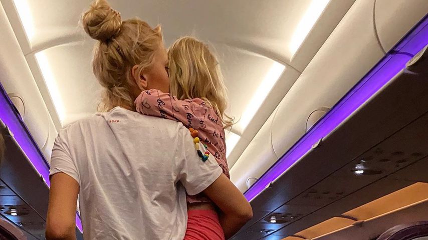 Sara Kulka mit ihrer Tochter im Flugzeug, Januar 2020