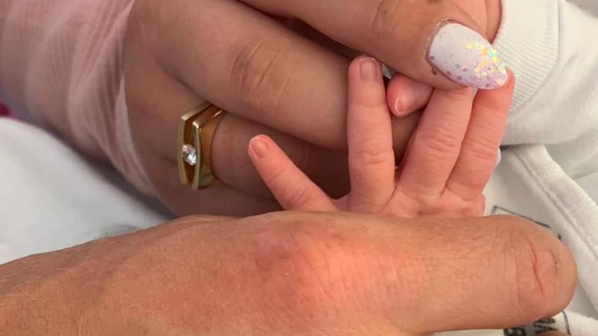 Sarafina und Peter Wollny halten die Hand von Sylvanas zweitem Kind