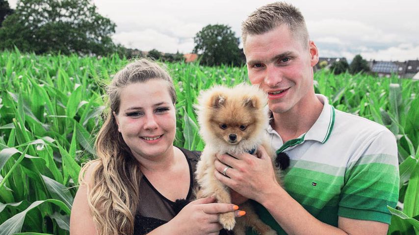 Sarafina Wollny und Peter Heck mit ihrem Hund Feivel