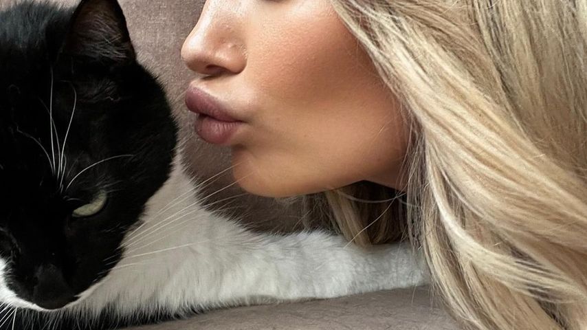 Sarah Bora mit ihrer Katze Mr. Grey im April 2022